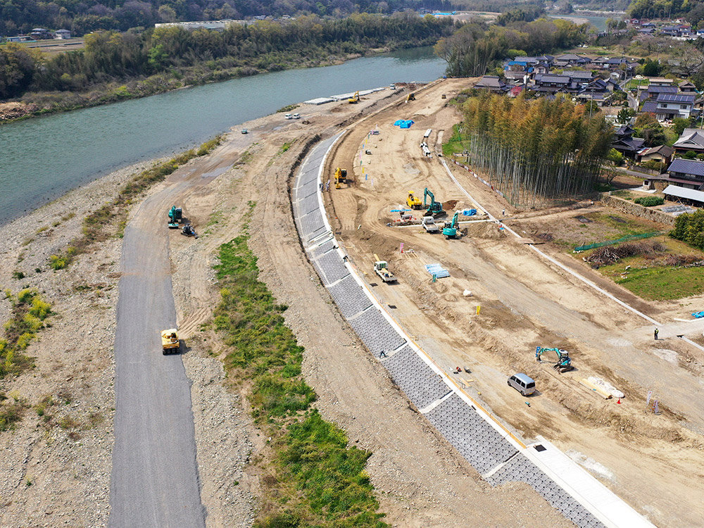 公共河川工事（築堤護岸工その１・２・３）高梁川　日羽地区